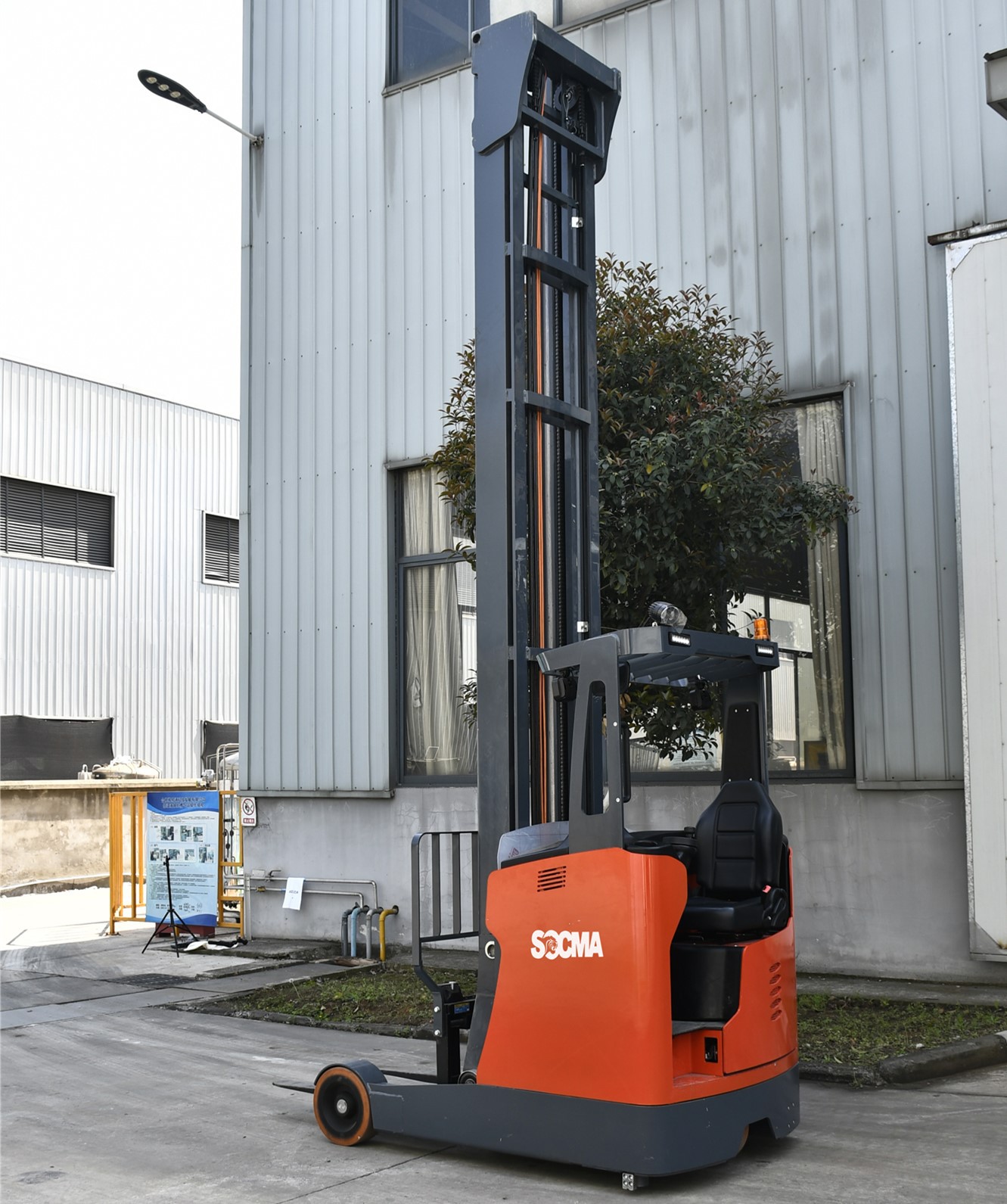 MFZ reach truck 1 MFZ reach truck 1