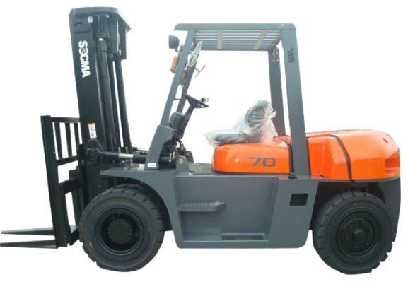7 Ton Diesel Forklift Isuzu Engine Work In Warehouse Depot Logistics Center