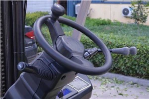 1,8 tonnas elektriskais iekrāvējs ar kabīni