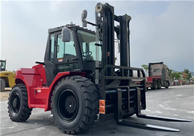 5T nelīdzens iekrāvējs ar četru riteņu piedziņu